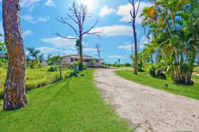 Villa Island Retreat, Country house overlooking 13 acres and a small lake